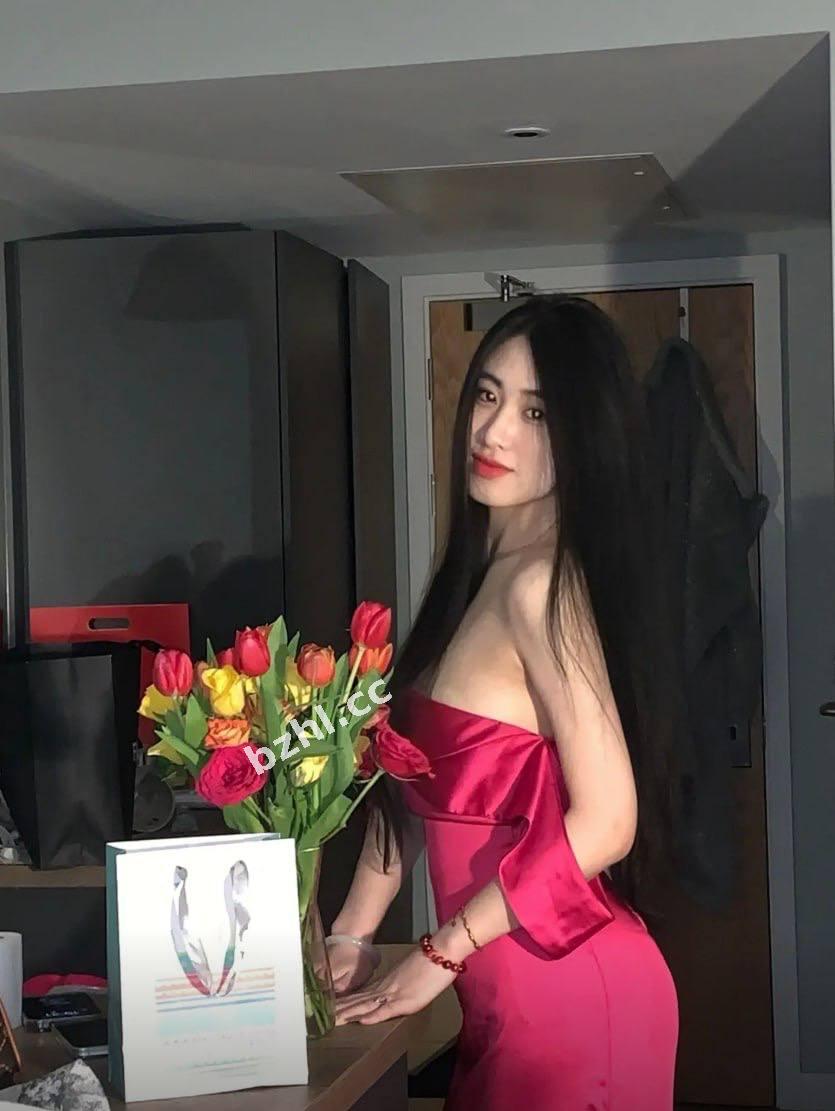 留学生小姐姐跪着吸鸡巴 眼睛含情脉脉盯着我