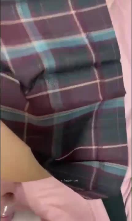 眼睛哥约的一个清纯的大学生美女，后入疯狂抽插爆操，妹子的娇喘呻吟声非常酥麻，对白清晰很带劲_@h66sq888_ 1.mp4