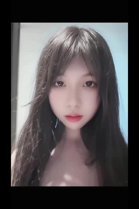 年轻的美女小主播玩着自拍.mp4