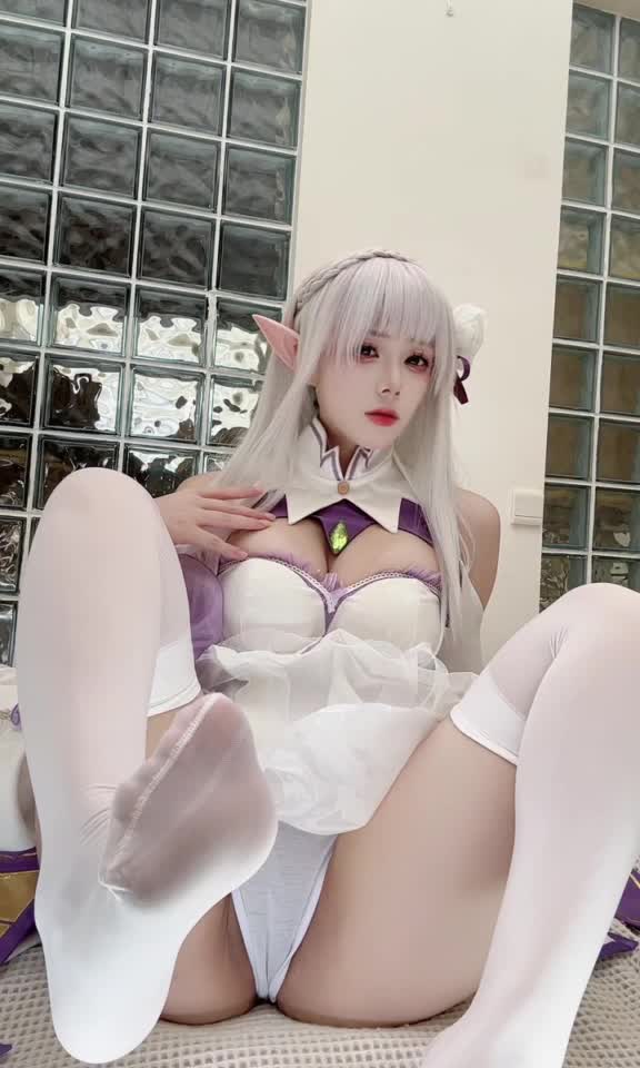 九言_艾米莉亚，极品白丝足控诱惑.mp4