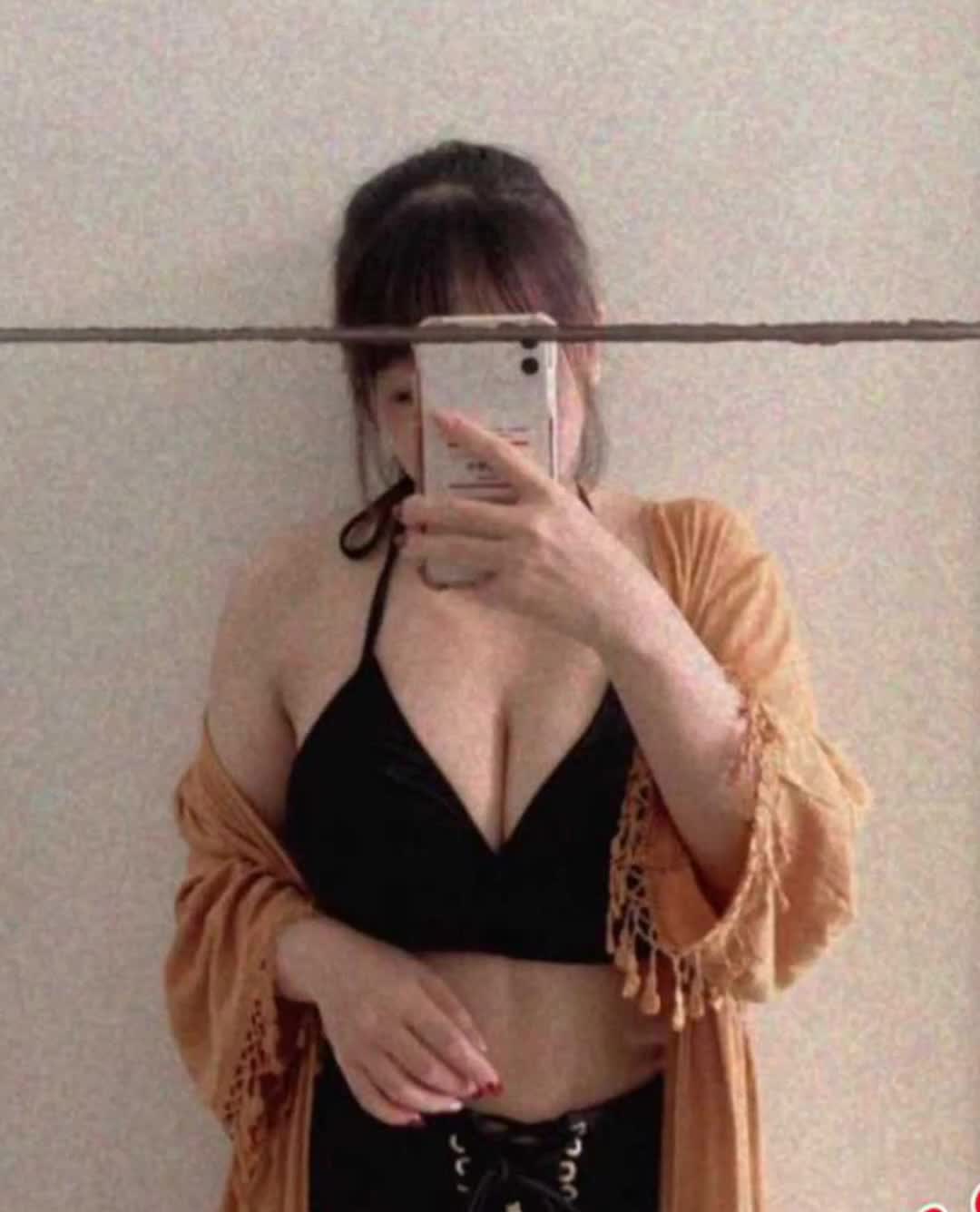 操了几年她终于结婚了祝福他们好怀念她的巨乳还有她骑乘的姿势同时也希望她能记得我操她的样子.mp4