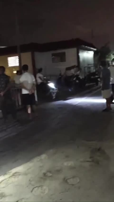群众冲进派出所怒打奸杀小女孩嫌疑人.mp4