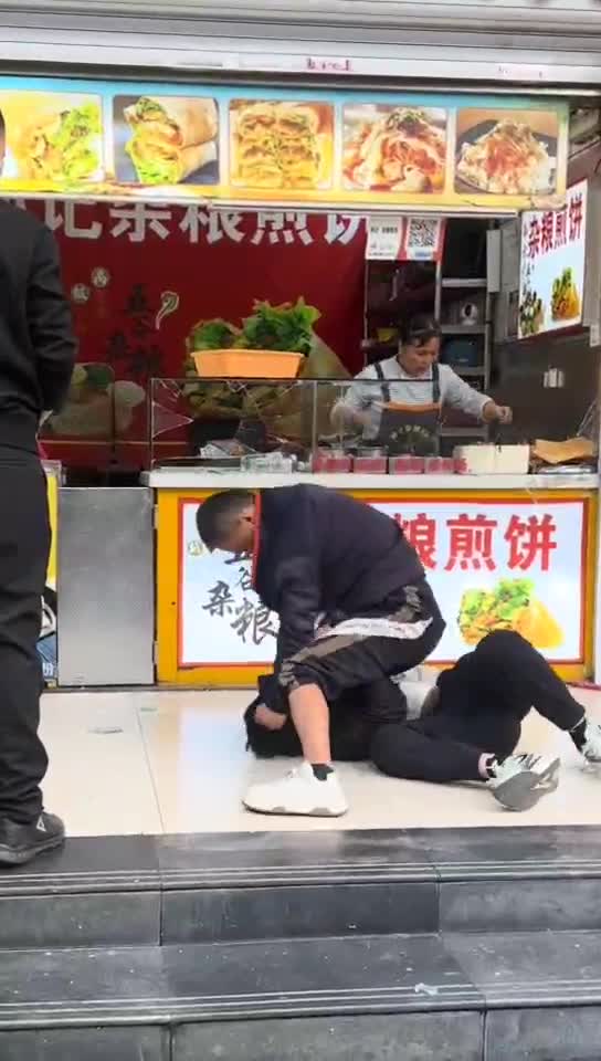 无锡（新东坊商业街）网瘾少年，这儿子被打失控了.mp4