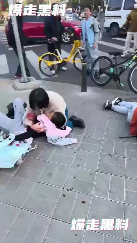 北京海淀区中关村三小学门口,男子持刀连砍数名小学生!.mp4