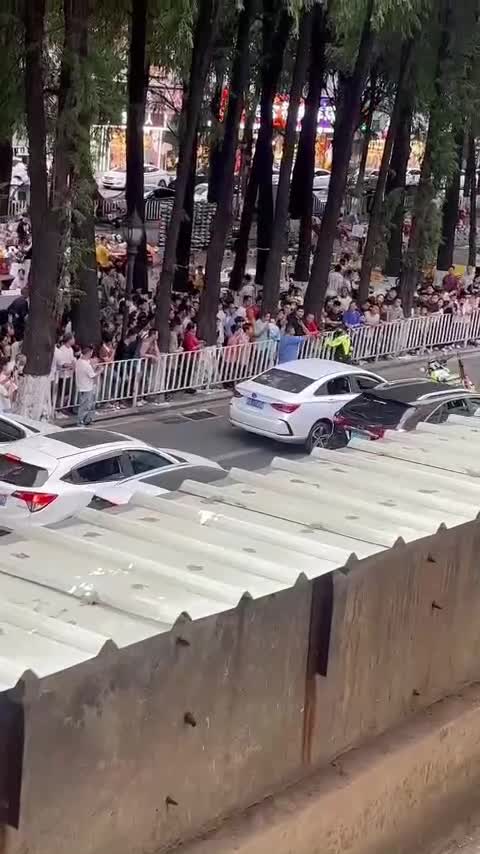 广东东莞长安万科长青街下午5点左右，交警 PK 公安？官方通报警服男子是自己在网上买的衣服.mp4