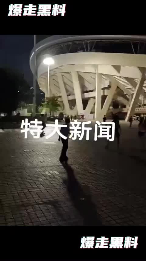 珠江 体育中心 ，有人开车冲进人群，肆意撞人.mp4