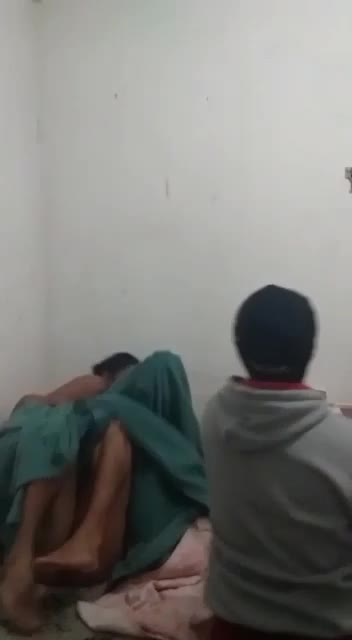 丈夫与小三做爱被抓，被妻子和婆婆抓到，让丈夫和小三受到妻子和公婆的几下疼爱.mp4