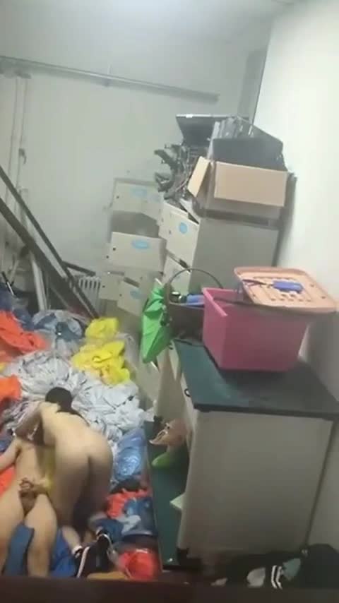 大连市第二十四中学_#学生仓库做爱_被偷拍_大连市第24中学在存放幕布的仓库中做爱,被一名物理竞赛生碰到录了下来,两个人发现.mp4