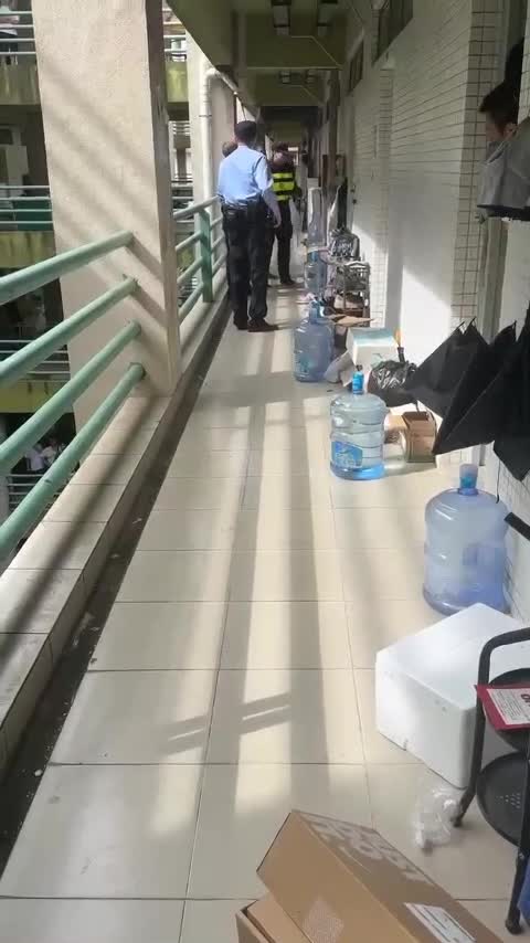广东工业大学大学城校区发生持刀伤人事件，嫌疑人反锁宿舍拒捕.mp4