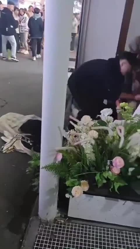 河南 新乡大学城 不晚女装 打小三现场视频.mp4