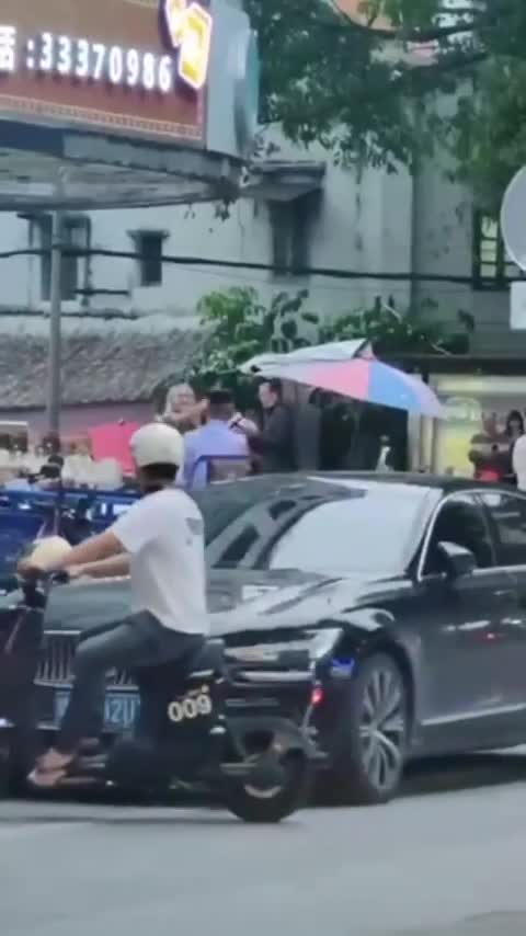 广州西华路一名老人持刀试图袭警，英勇警察当场开枪将其击毙.mp4