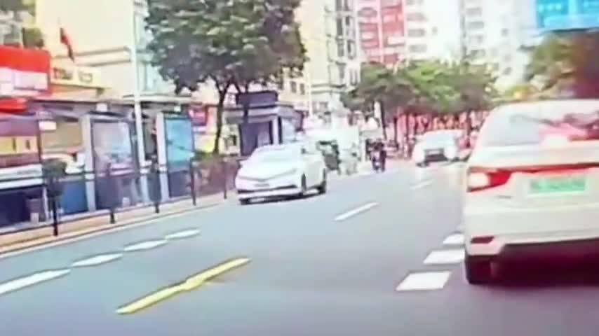 这个世界怎么了！珠海 新能源车祸 人体保龄球.mp4