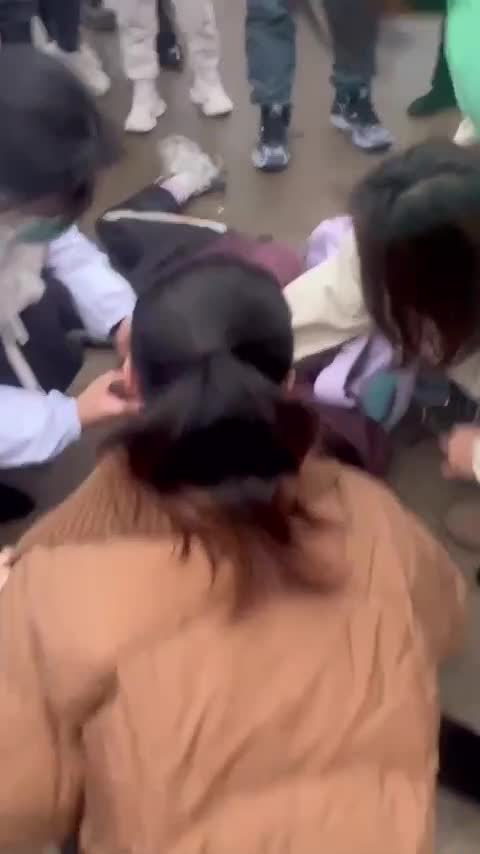 撞学生事件，监控录像曝光！.mp4
