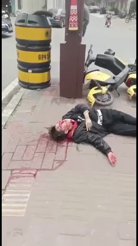 湖南永州江华县职中学生与二中学生因女朋友产生纠葛 当街一刀封喉.mp4