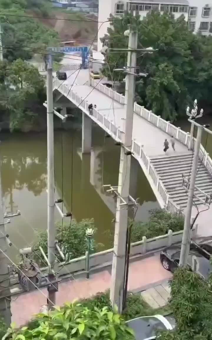 重庆大足，说是才十七岁孩子跳桥，妈妈没有拉住，眼看着沉底了，不知有多伤心….mp4