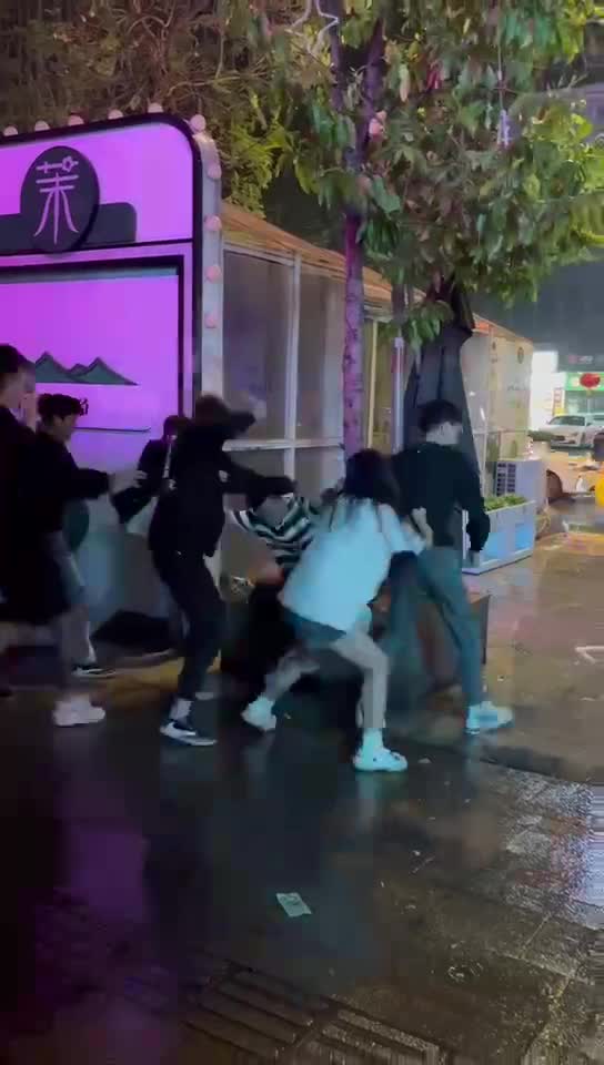 精神小伙，不服就是干，当当响，玩具刀？？？.mp4