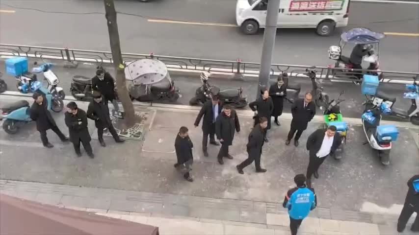 成都隆祥街区，饿了么骑手大战物业保安.mp4