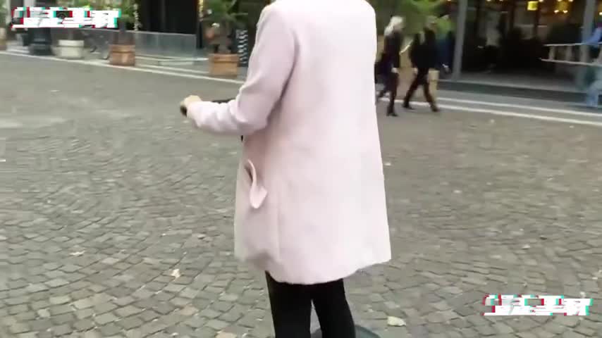 很炸裂！社会精英群体 法国女留学生屄都玩烂了 聊天记录 不堪入目.mp4