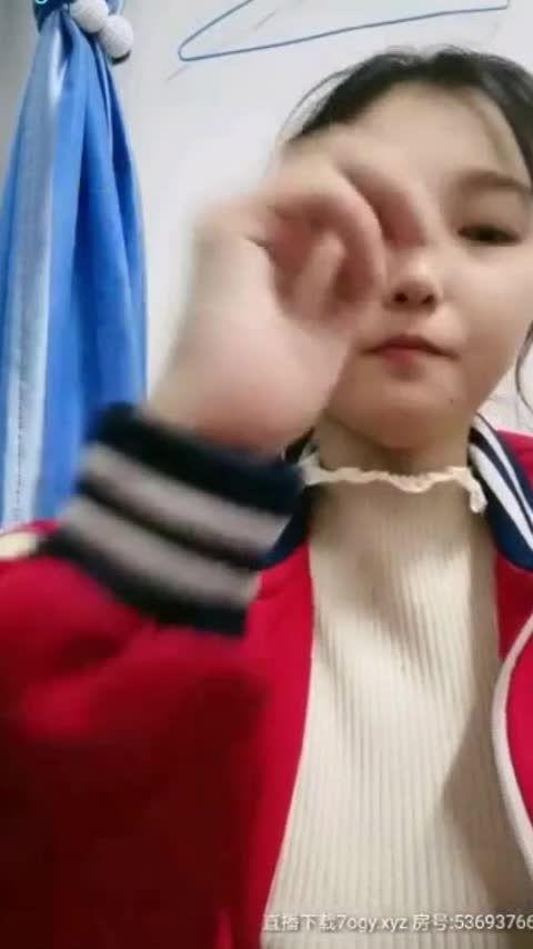高中女生课堂上塞跳弹露奶子 表情痛苦.mp4