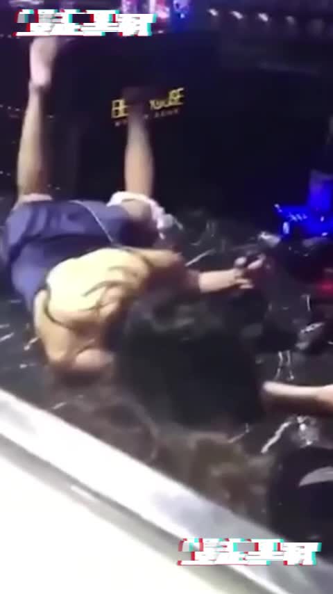 广东惠州三男在酒吧玩4P，将女孩灌醉后对嘴射精将其当场呛死.mp4