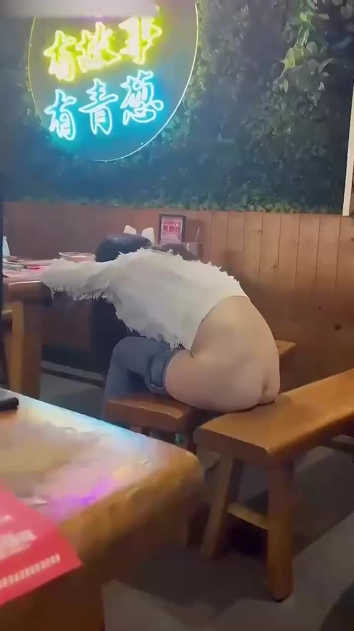 捡尸 大学城附近的酒馆美女 直接脱裤子.mp4