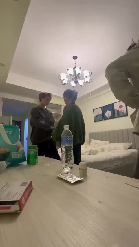 吃瓜逼良家卖淫？.mp4