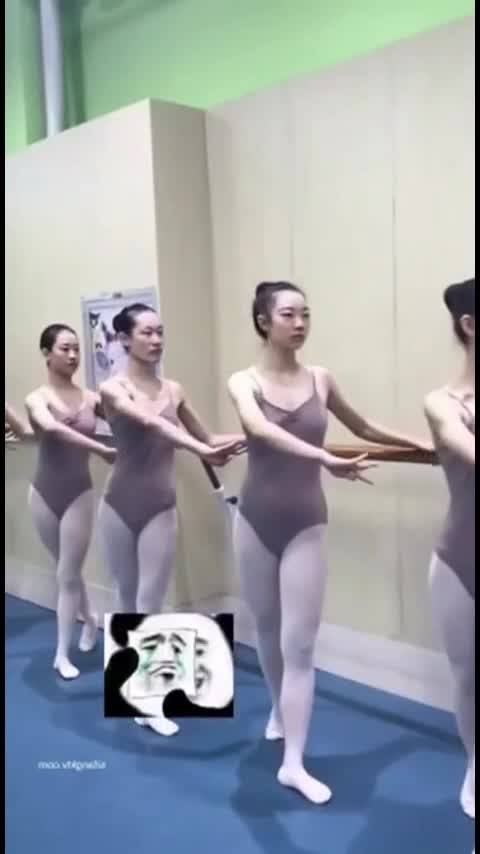 富豪爸爸委托包养的反差婊女大学生在学校拍摄了一段换衣间的特殊视频.mp4