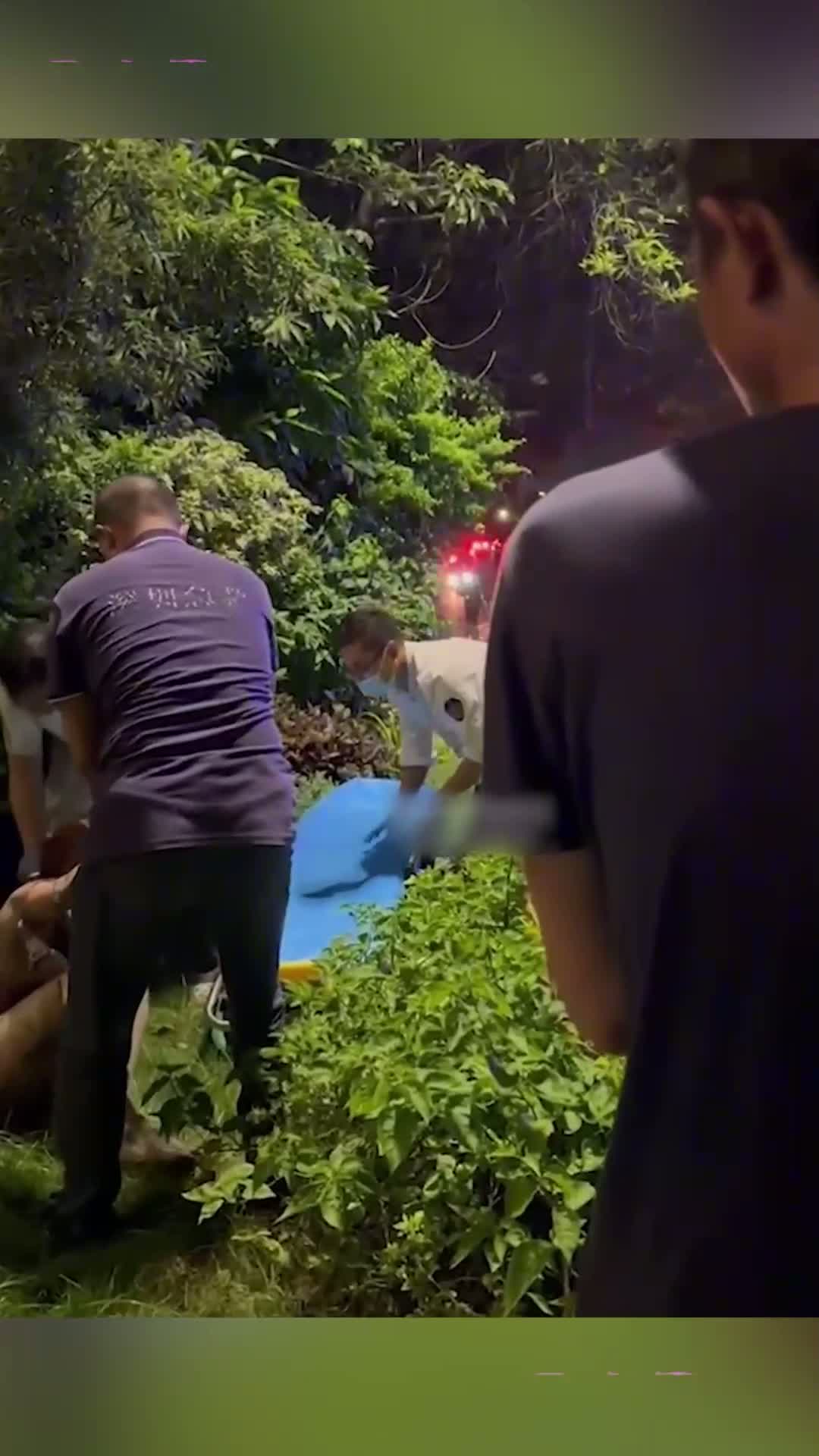 机车美女小雅雅超速车祸衣服烧光！几乎全裸草丛躲避，私生活火辣曝光（扒姐）