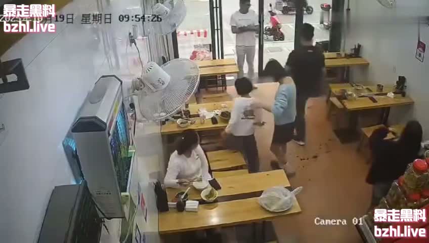 小仙女面馆一人独占两凳态度嚣张 面汤泼男顾客头上 被男子及父亲当场暴打！