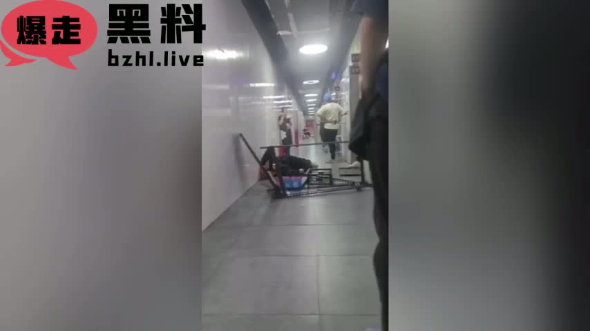 外卖小哥vs商家全员大乱斗 数十人打架场面混乱视频曝光 ！