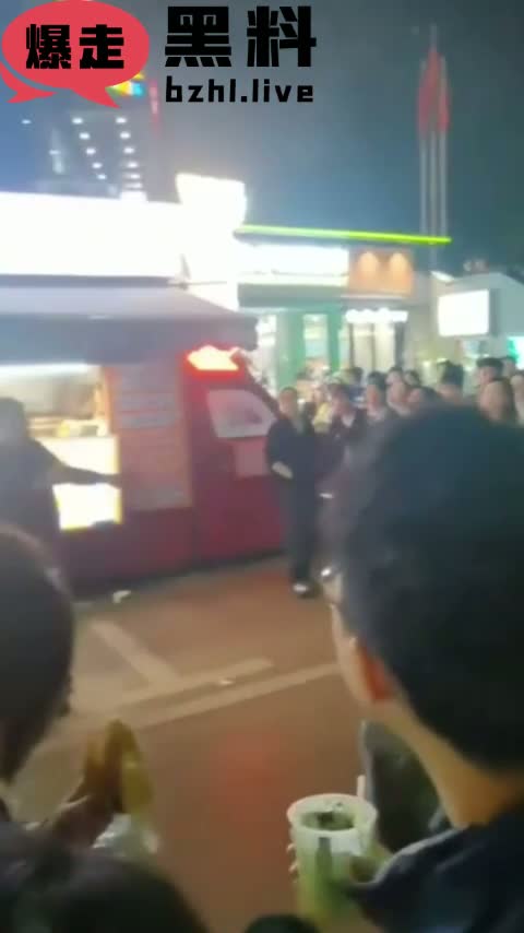 网友爆料！湖南大学两位女巨婴 因买小吃排队大久不满 怒砸老奶奶章鱼小丸子店面 引发群众愤怒！