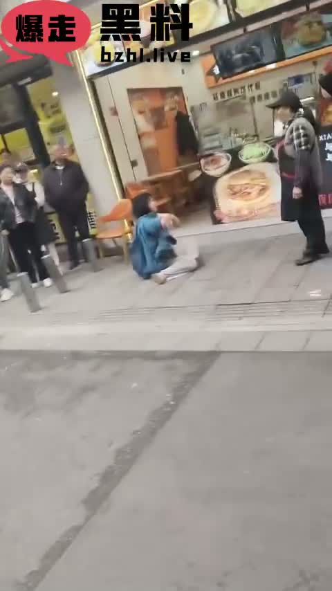株洲市芦淞区钟鼓岭路蜀香锅盔店 妹子吃完不给钱 衣服被扯露膀子 躺地哭没钱 撒泼打滚！