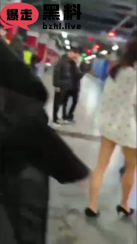 沈阳精神小妹街头约架 拳脚交锋全程记录 一言不合上去就是狂扇耳光抓头发 动作犀利堪比格斗大片！