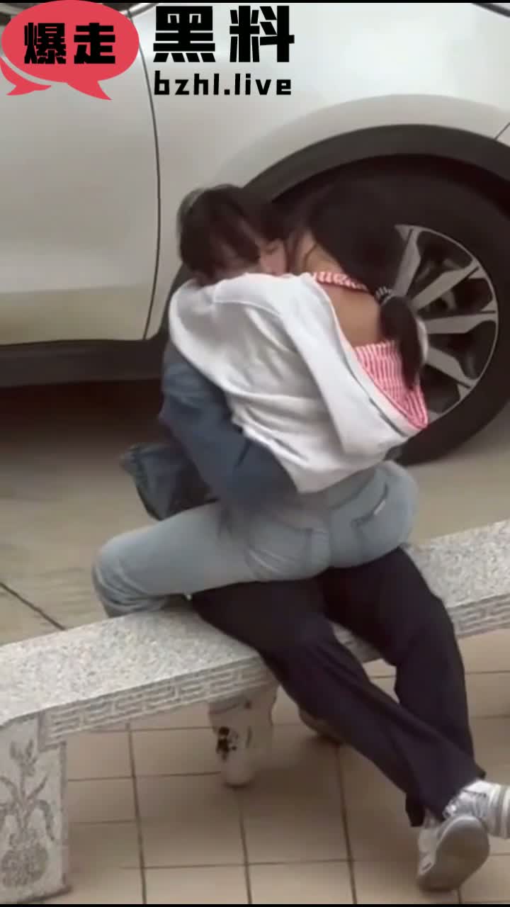 海洋学院情侣户外亲热 校园石凳长椅 成了这对情侣释放欲望的舞台！
