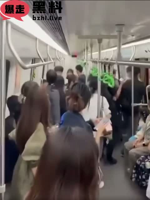南宁地铁黄毛打飞机事件！车厢内脱裤狂撸惊呆众人！