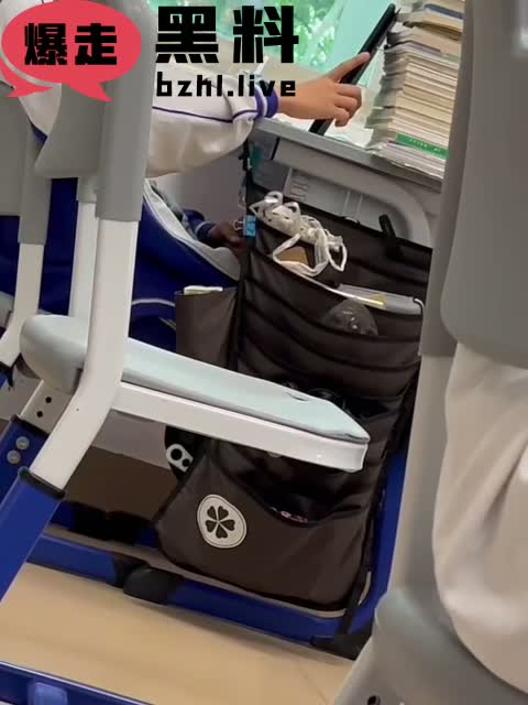 教室后排一小伙课堂上公然撸管被全程偷拍 鸡巴甩得飞起课桌都湿了 胆子大到没边！
