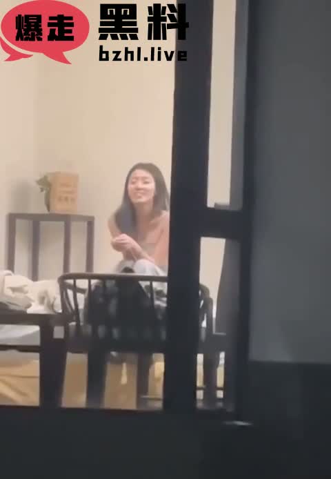天津现代传媒职业学院教师宿舍惊现激情一幕 一名男老师与女友忘拉窗帘上演活春宫 ！