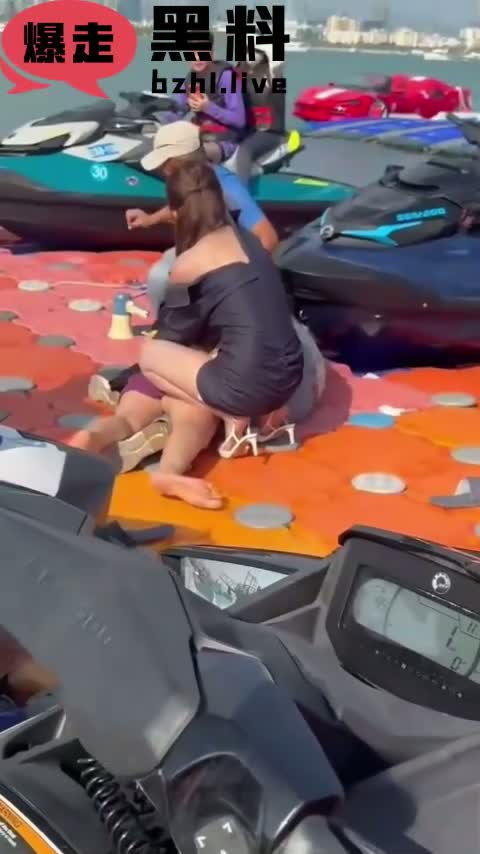 摩托艇水上乐园两美女打架 扯头发掏裤裆 大白屁股闪闪发亮！