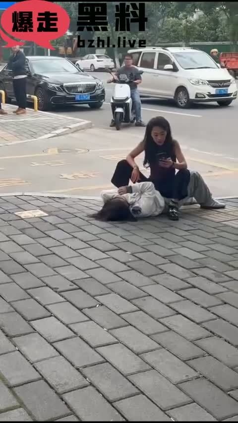 性瘾学生妹当小三被原配当街怒撕 据传一个月要做几十次太炸裂了！