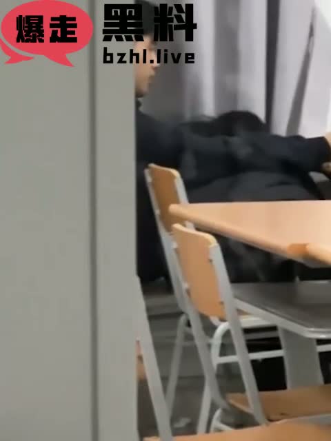 山东财经大学7-409教室上演活春宫！晚自习一名女生给男友口交！