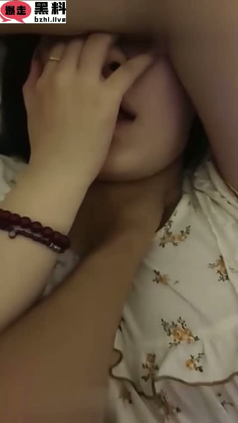 高颜值反差女大学生 被男友网调成小母狗 周雨萱