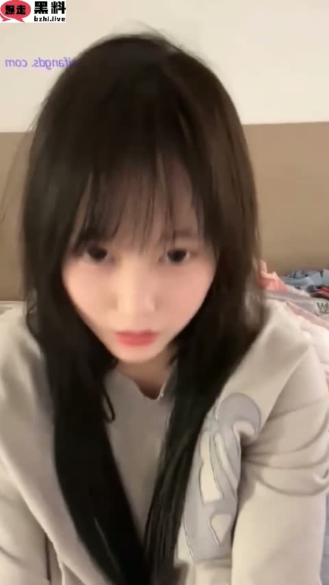 风情万种的御姐穿透视情趣内衣 跪床揉乳