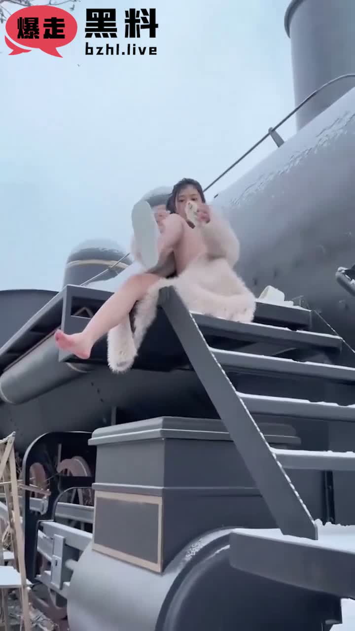 推特巨乳模特 思酷儿 私拍流出 大胆挑战雪地人体艺术 与摄影师激情啪啪巨乳狂甩浪叫连连！