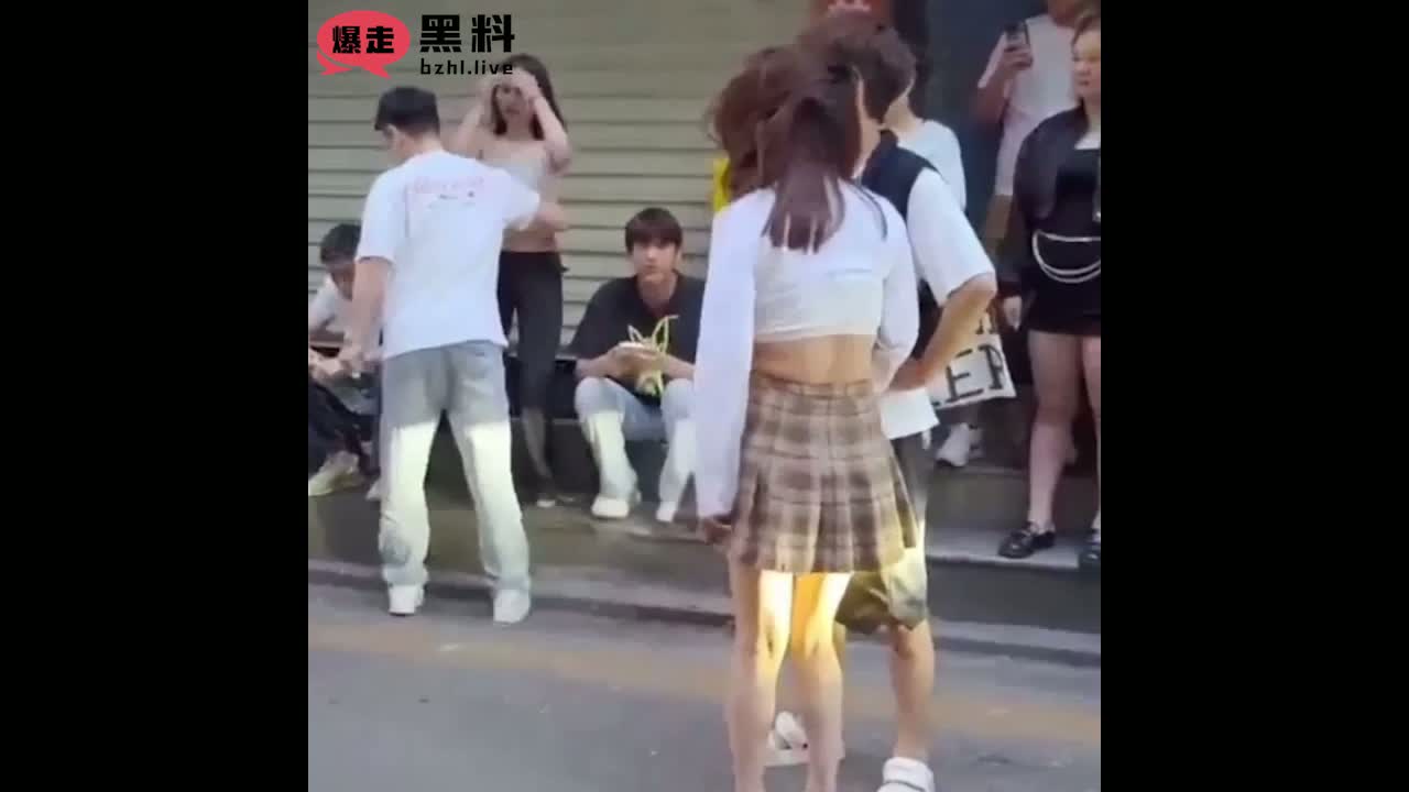 广州街头原配抓奸小三和丈夫 将小三按在身下一顿暴打 小三裙底风光一览无余