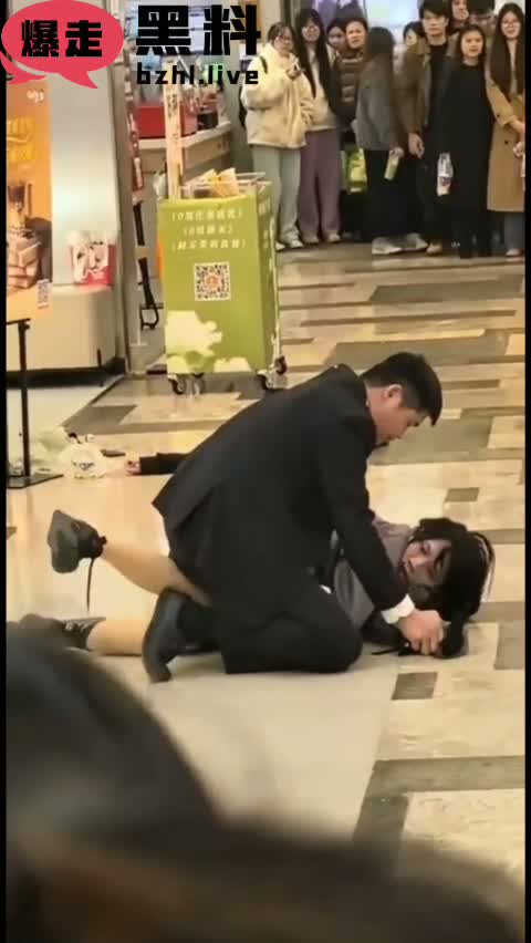 社会逸闻！广西南宁航洋城商场 男子穿女装潜入女厕 被女coser识破 竟破防持刀伤人 幸得保安将变态制服！