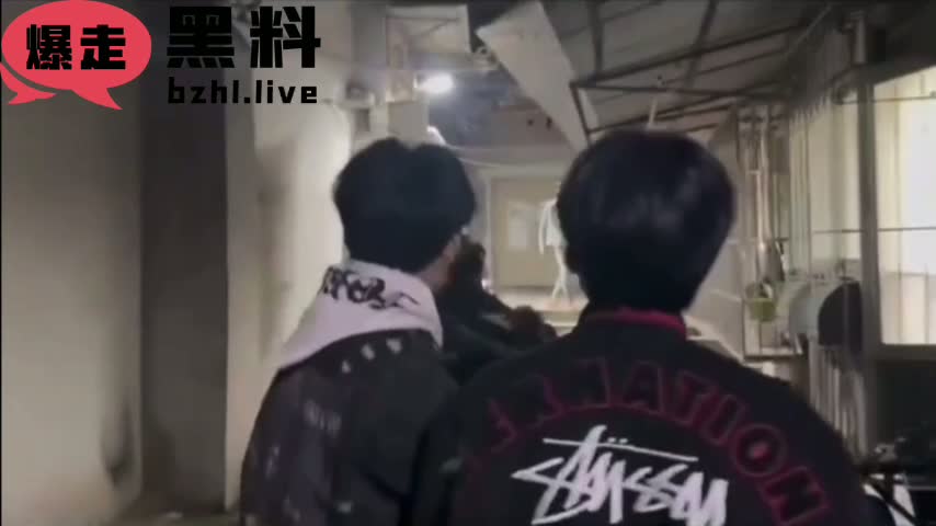 国潮小子VS精神小伙 左右勾拳爆打精神小伙 动感音乐十分带劲！
