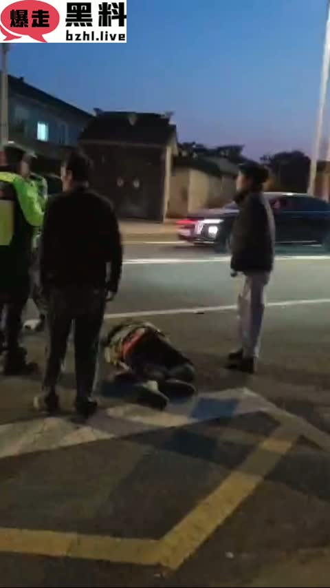苏州西山女司机撞倒三轮车阿姨事件！老伴到场后用石头疯狂复仇 当警察面公然杀人视频曝光！