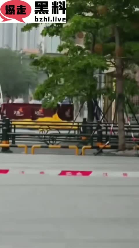 海南海口龙湖天街高楼跳楼事件！一男子在4号楼高空外墙欲寻短见引得大量群众吃瓜围观！