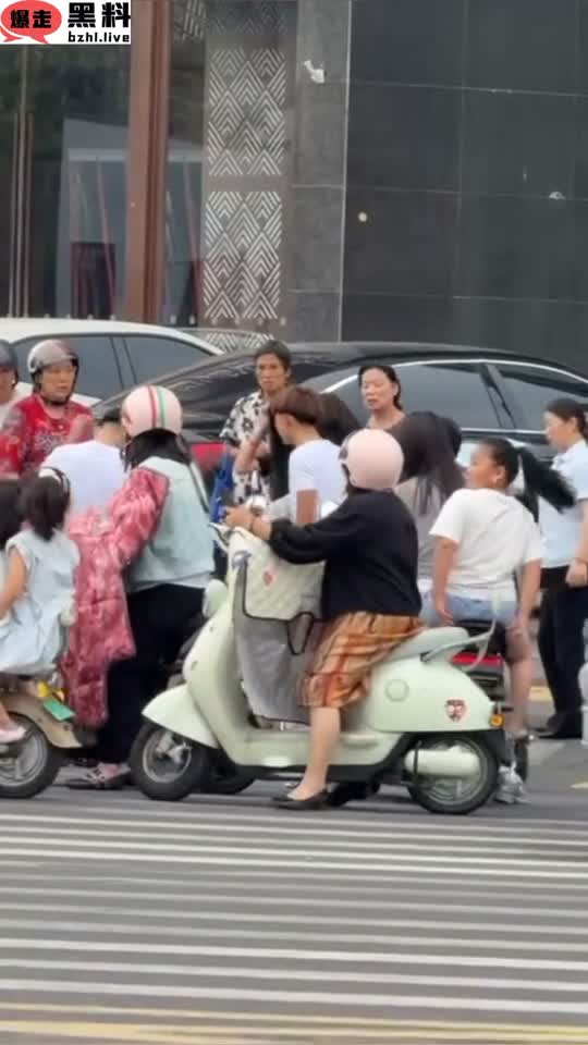 江苏徐州丰县 两精神小伙街头与老年夫妻起冲突纠缠扭打 兄弟一脚踹飞老头倒地不起！