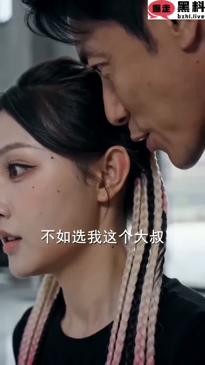 《人到中年当保安》第三集，保安大叔征服小太妹做女友，直接抱进公厕里玩点刺激的...